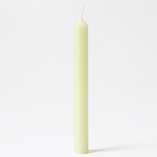 Een enkel grimm's crème bijenwaskaarsje staat rechtop.