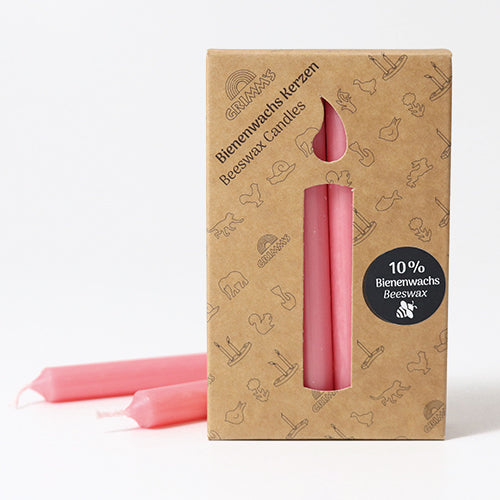 Grimm's verpakking voor roze bijenwaskaarsjes met twee losse kaarsjes ervoor.