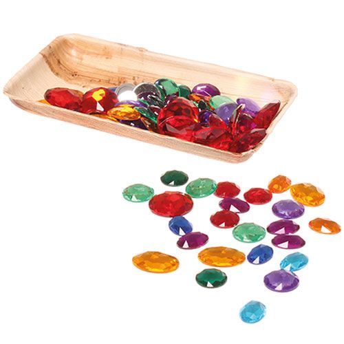 grimm's speelgoed met een houten schaal vol kleurrijke acryl diamanten en enkele losse diamanten.