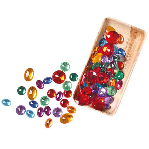 grimm's speelgoed met een houten schaal vol kleurrijke acryl diamanten en enkele losse diamanten.