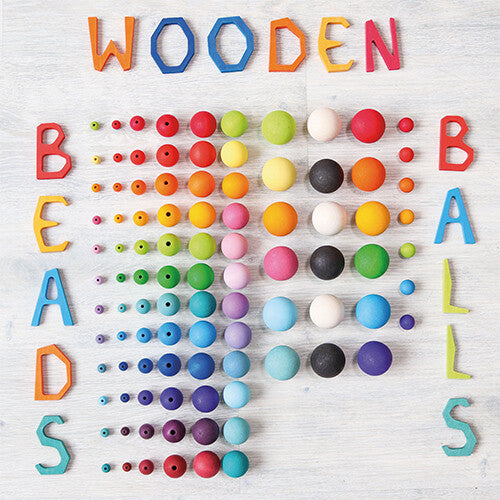 Infographic met grimm's houten kralen in verschillende maten en regenboogkleuren, met de woorden 'WOODEN BEADS'.