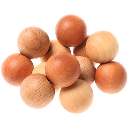 Een stapel Grimm's houten babygrijpspeeltje ballen in verschillende natuurlijke houttinten.