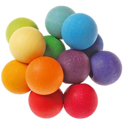 Grimm's babyspeelgoed van veelkleurige houten regenboogkralen.