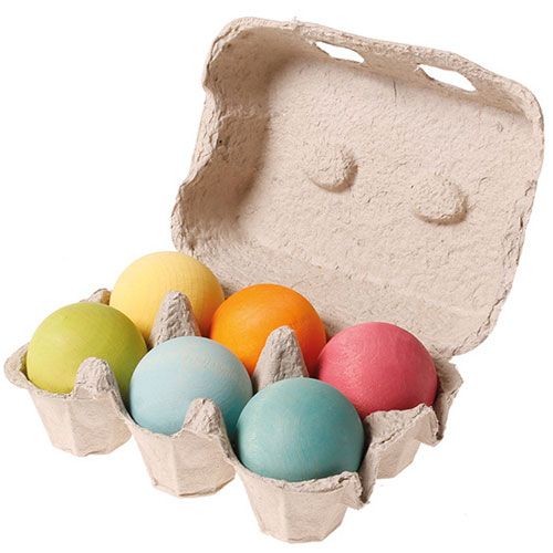 Grimm's houten pastelkleurige ballen in een kartonnen eierdoos.