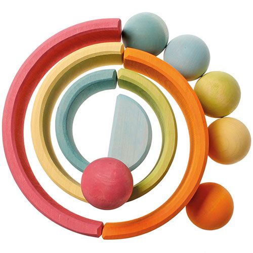 Grimm's houten pastelkleurige ballen en gebogen bouwstenen in een cirkelvormige opstelling.