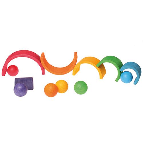 Grimm's regenboog stapelspeelgoed met houten bogen en losse ballen.