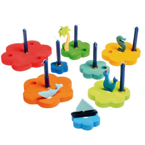 Grimm's collectie van losse houten bloemvormige onderdelen met pinnen en kleine figuren.