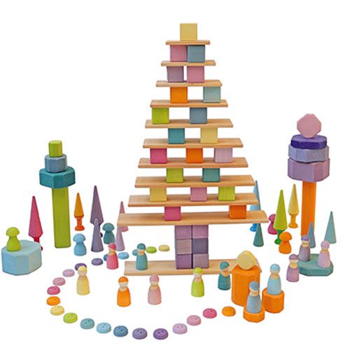 Een uitgebreide collectie Grimm's houten bouwspeelgoed in pastelkleuren, inclusief blokken, plankjes en poppetjes.