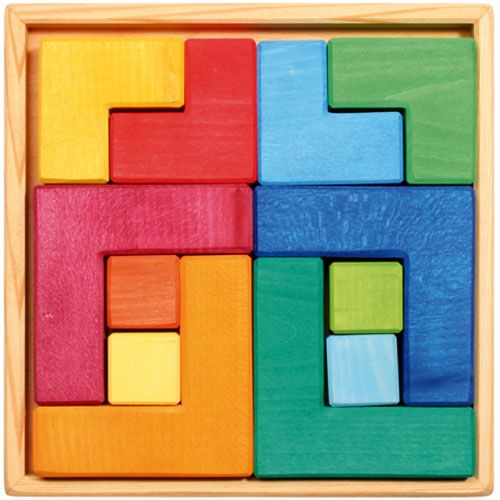 Grimm's houten blokkenpuzzel met veelkleurige L-vormige en vierkante blokken in een symmetrisch patroon.
