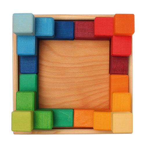 Grimm's houten blokkenpuzzel met veelkleurige vierkante blokken die de rand van de houten lijst vullen.