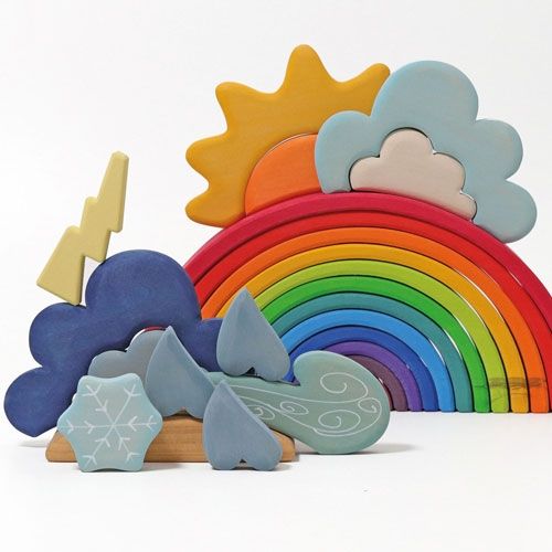 Grimm's houten blokkenset met weerfiguren zoals zon, wolken en bliksem, en een kleurrijke regenboog.