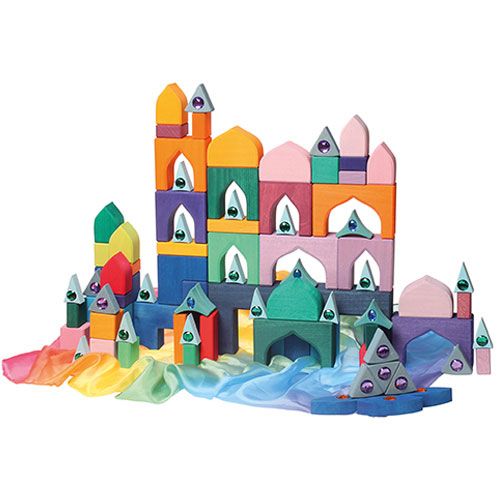 Grimm's houten bouwblokken 1001 nacht vormen een kleurrijk kasteel met glimmende edelstenen en zijden doeken.