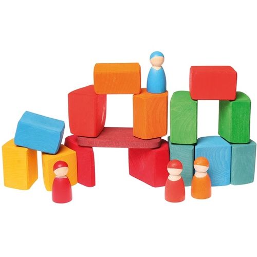Grimm's abstracte houten bouwblokken in diverse kleuren en vormen, opgesteld met kleine houten poppetjes.