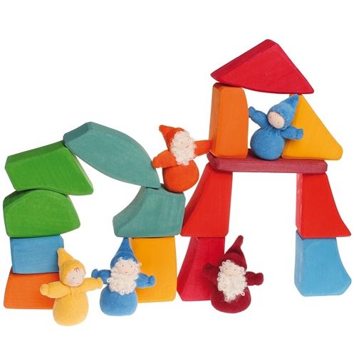 Grimm's abstracte houten bouwblokken in diverse kleuren en vormen, opgesteld met kleine kabouterpoppetjes.