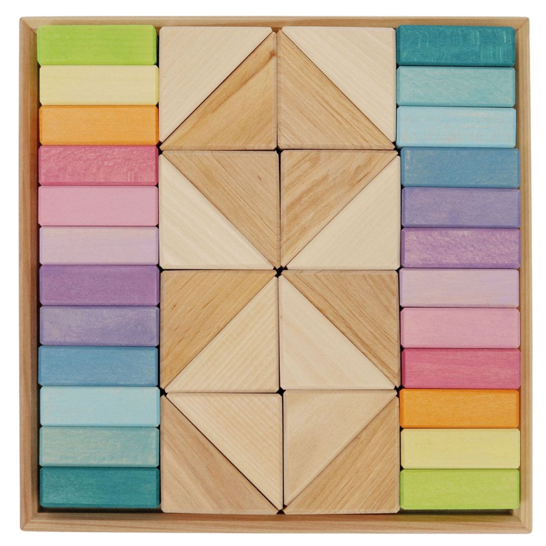 grimm's houten bouwblokken pastel duo in een houten kist, met natuurlijke driehoekige blokken en gekleurde rechthoekige blokken.