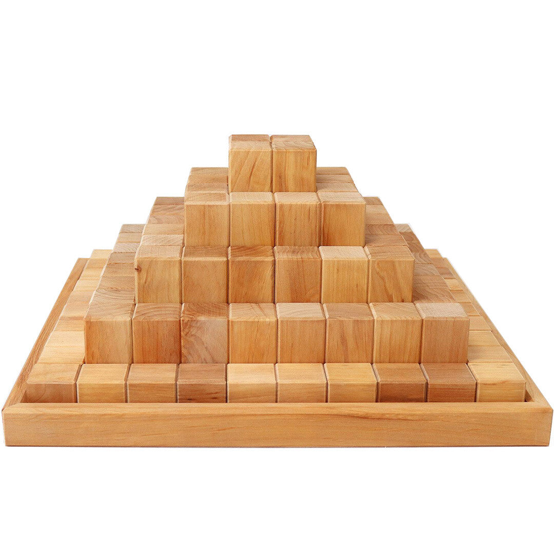 Grimm's houten bouwblokken piramide van 100 beige blokken op een houten dienblad.