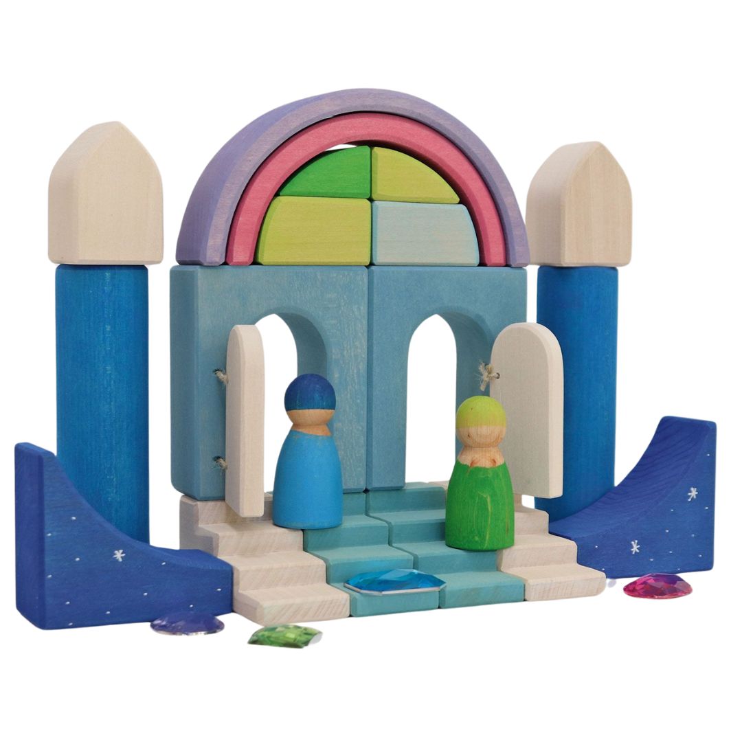 Grimm's houten bouwblokken poollicht op een witte achtergrond, opgebouwd als een gebouw met trappen en twee poppetjes.