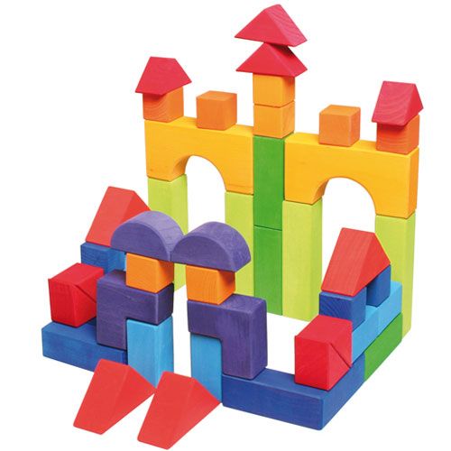 Grimm's houten bouwblokken opgebouwd als een kleurrijk kasteel met torens en bogen.