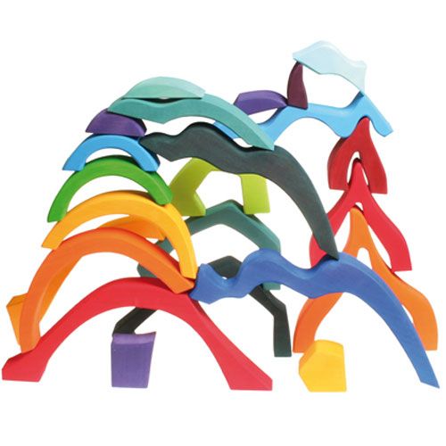 Een stapel Grimm's kleurrijke houten bouwblokken met organische, boogvormige elementen.