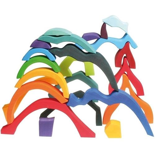 grimm's houten bouwblokken vier elementen gestapeld tot een abstracte constructie.