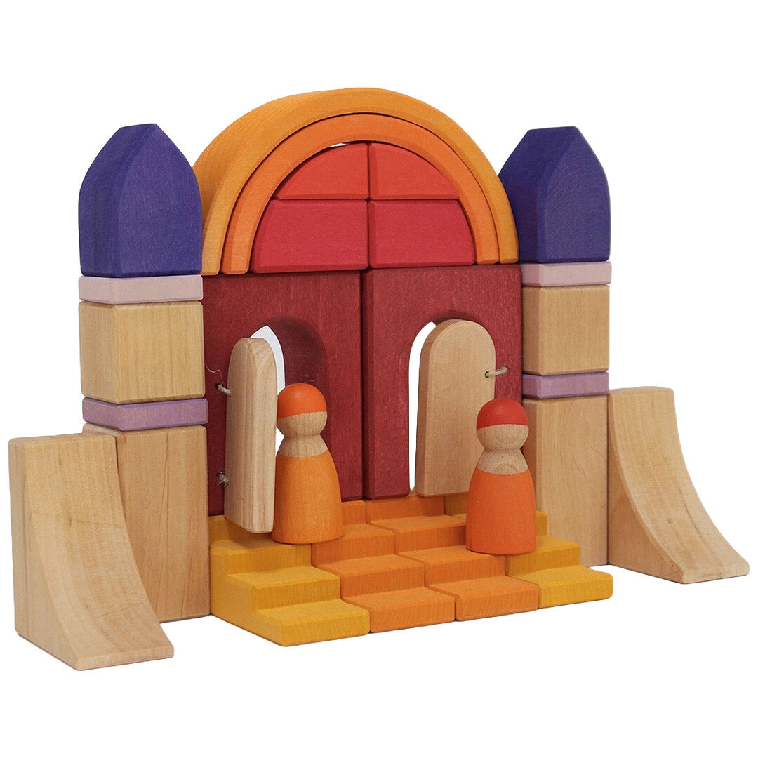 Grimm's houten bouwblokken set opgebouwd als een kasteel met twee poppetjes en trappen.