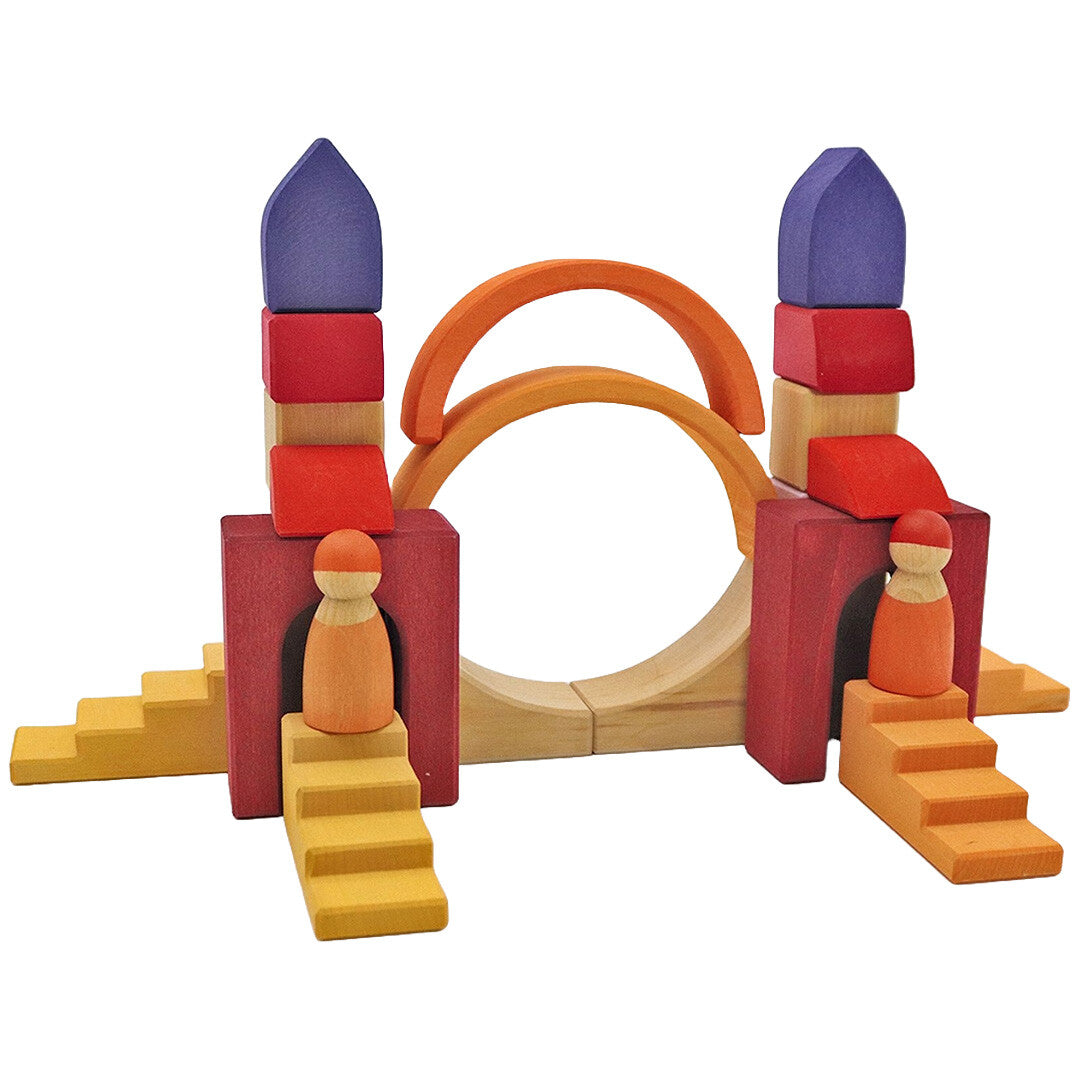 Grimm's houten bouwblokken set opgebouwd als een open poort met twee torens en twee poppetjes.