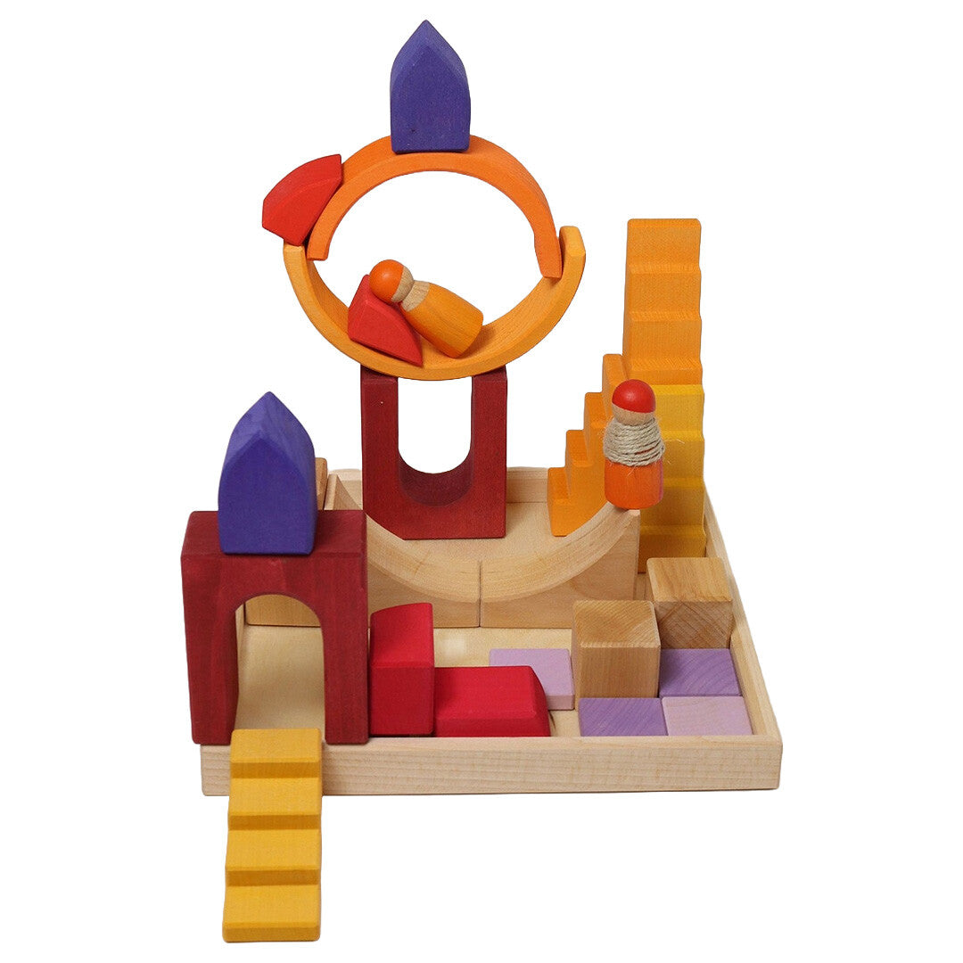 Grimm's houten bouwblokken set opgebouwd als een fantasievolle constructie met bogen en poppetjes.