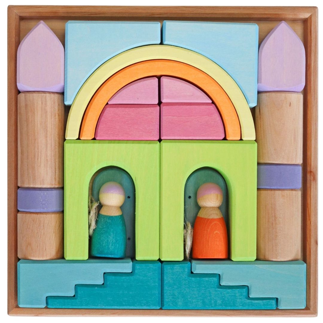 Grimm's houten bouwblokken wolkenspel, symmetrisch gerangschikt als een kasteel of huis met twee poppetjes in een houten bak.