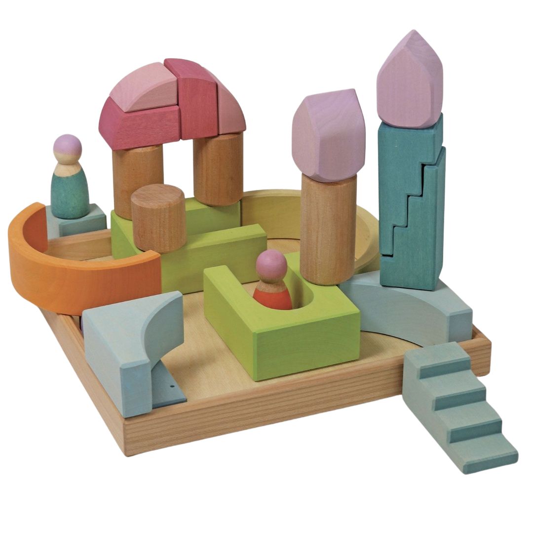 Grimm's houten bouwblokken wolkenspel, speels opgebouwd als een kasteel met drie poppetjes in een houten bak.
