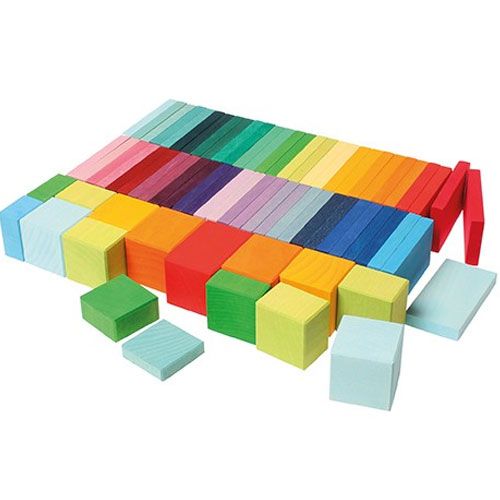 Grimm's collectie van veelkleurige houten bouwblokken en planken, gesorteerd in regenboogkleuren.