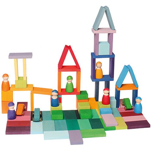 Een uitgebreide constructie van Grimm's veelkleurige houten bouwblokken en planken, met kleine houten poppetjes en auto's.