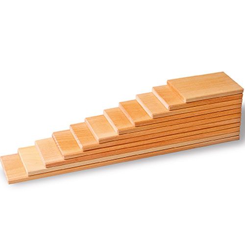 Grimm's houten bouwplaten in een oplopende stapel, van klein naar groot.