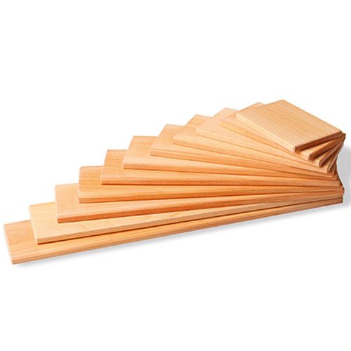 Grimm's houten bouwplaten in een uitwaaierende stapel.
