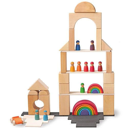 Een demonstratie van Grimm's houten bouwspeelgoed met een hoge toren, boogjes en kleine houten poppetjes.