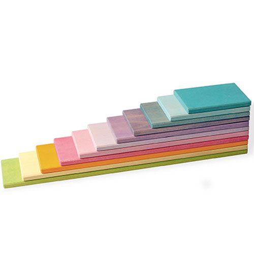 Grimm's houten bouwplaten in 11 pastelkleuren, gestapeld als een trap.