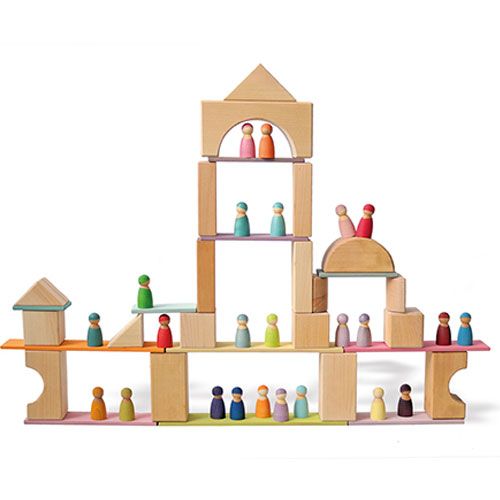 Een bouwwerk van houten blokken en platen met gekleurde peg dolls.