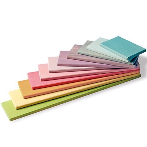 Grimm's houten bouwplaten in 11 pastelkleuren, gestapeld in een oplopende rij.