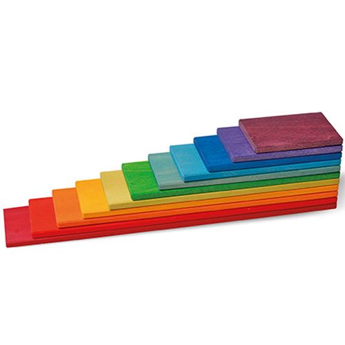 grimm's houten bouwplaten in regenboogkleuren, oplopend in hoogte.
