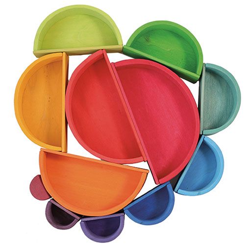 grimm's houten regenboog bouwstenen in halve cirkels, gerangschikt als een bloem.