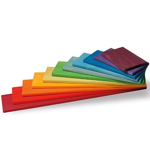 grimm's houten bouwplaten in regenboogkleuren, uitgespreid in een waaier.