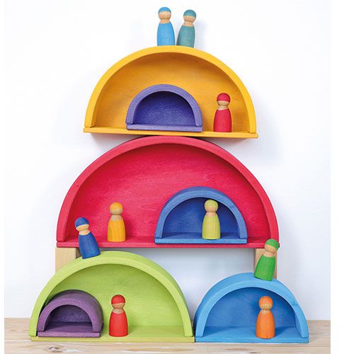 grimm's houten regenboog bogen gestapeld als planken met kleine poppetjes en halve cirkels.