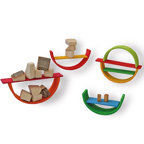 grimm's houten regenboog schommels met natuurlijke houten blokken erop.