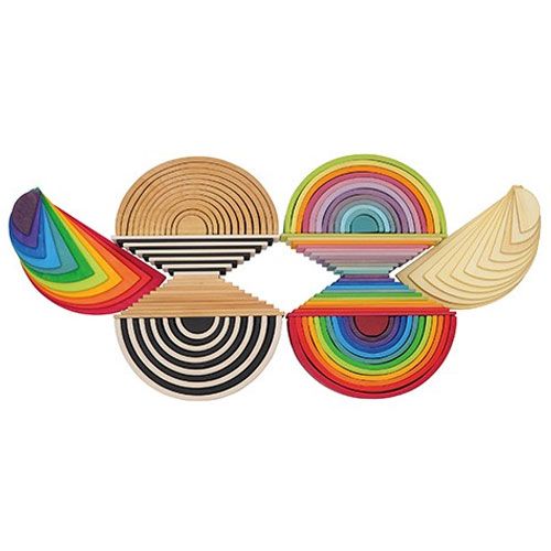 Een collectie van grimm's houten bouwspeelgoed, inclusief regenboog bogen en platen.