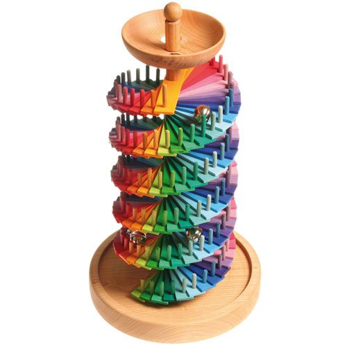 Grimm's houten regenboog knikkerbaan in spiraalvorm met metalen balletjes.