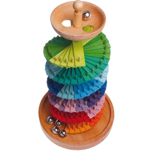 Grimm's houten regenboog knikkerbaan met metalen balletjes in de startkom en op de basis.