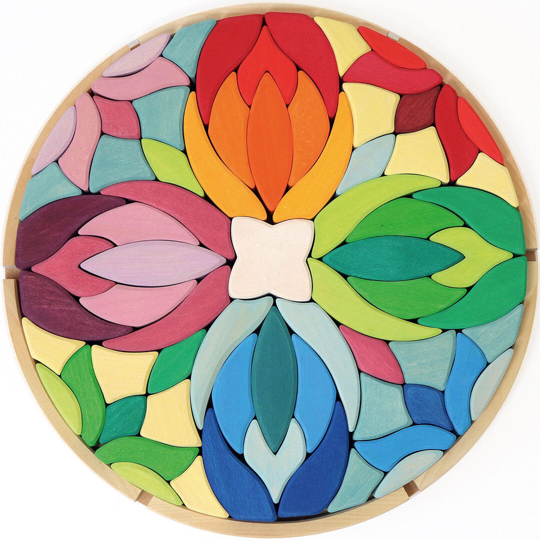 grimm's houten puzzel 'Lara' met kleurrijke, bloemvormige stukken in een ronde houten bak.