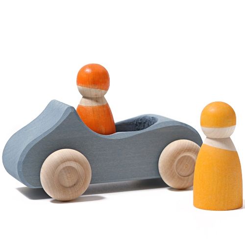 Grimm's blauwe houten cabrio speelgoedauto met een oranje poppetje erin en een geel poppetje ernaast.