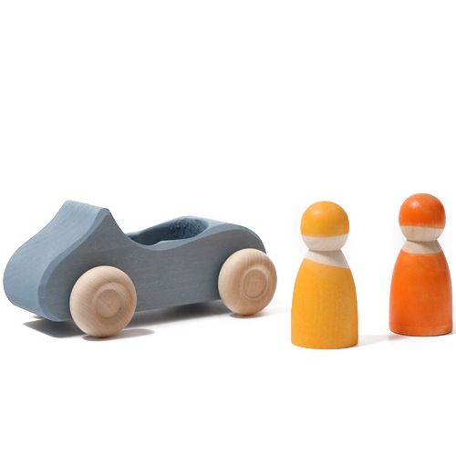 Grimm's blauwe houten cabrio speelgoedauto met twee losse houten poppetjes ernaast.