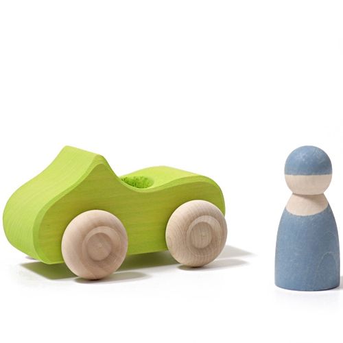 Grimm's groene houten cabrio speelgoedauto en het blauw-houten poppetje staan los naast elkaar.