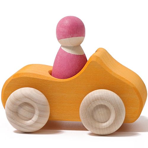 Grimm's houten oranje cabrio speelgoedauto met een roze poppetje erin.